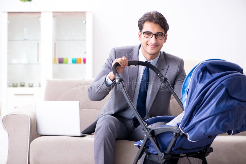 Der um neugeborenes Baby zu Hause kümmernde und Telearbeit leistende Geschäftsmann stockbild Der um neugeborenes Baby zu Hause kümmernde und Telearbeit leistende Geschäftsmann stockbild