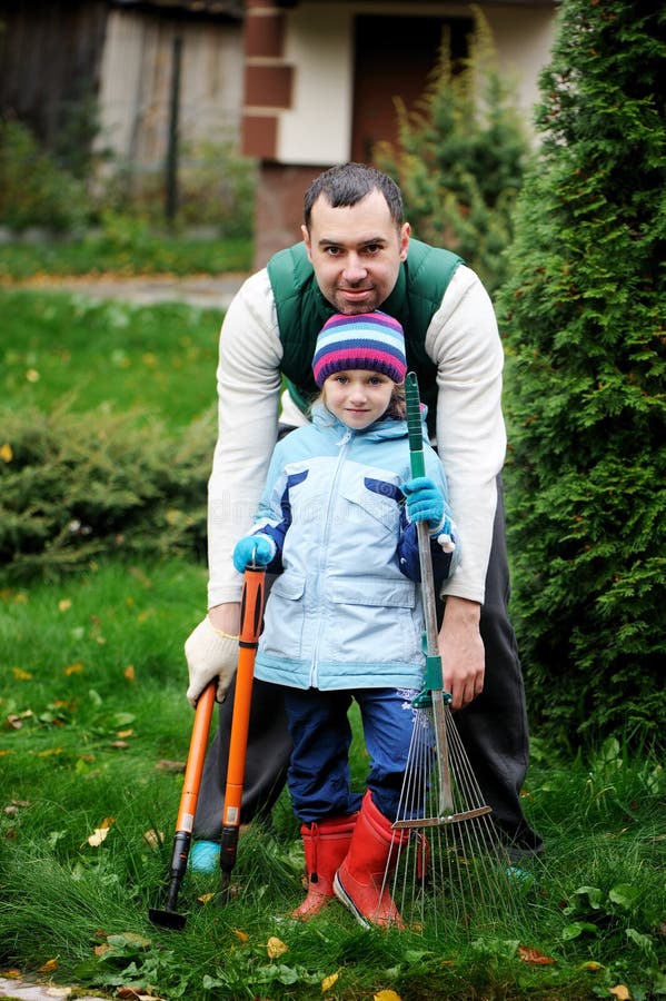 Der Vater Und Tochter, Die Im Herbst Arbeiten, Arbeiten Im