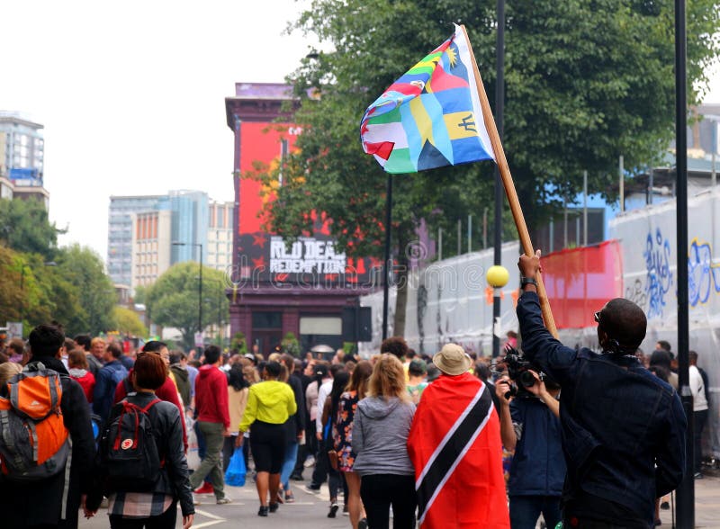 Der Videojournalist, der Kamera hält, notiert Mann mit Flagge stockfoto Der Videojournalist, der Kamera hält, notiert Mann mit Flagge stockfoto