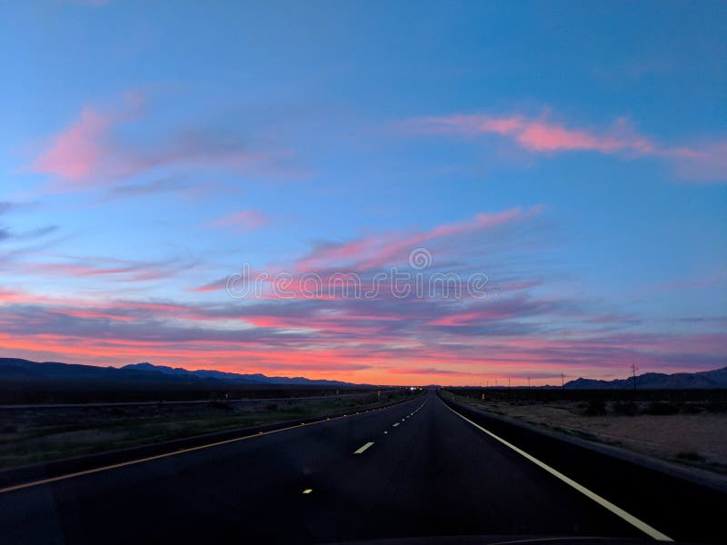 Der weite Weg zum Sonnenaufgang lizenzfreie stockfotos Der weite Weg zum Sonnenaufgang lizenzfreie stockfotos