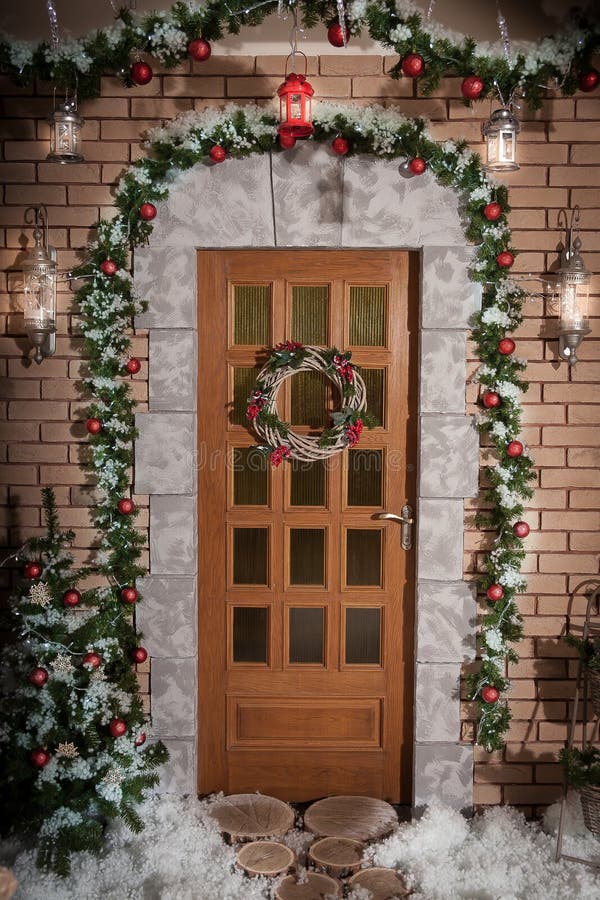 Der Winterkranz, der an einer Tür von Weihnachten hängt, verzierte Haus stockfoto Der Winterkranz, der an einer Tür von Weihnachten hängt, verzierte Haus stockfoto