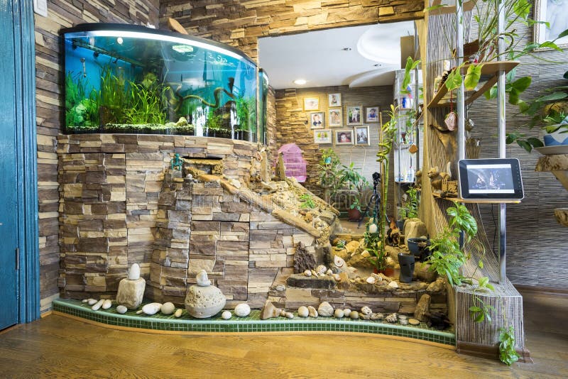 Der Wohnbereich Der Wohnung Mit Aquarium Redaktionelles Stockbild