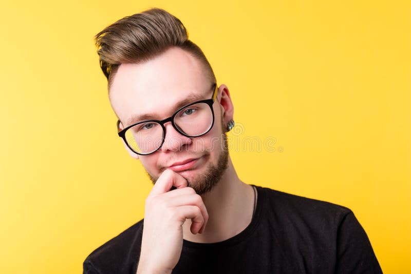 Der Zweifelsskepsis des jungen Mannes vorsichtiges Blickgef?hl stockfotografie Der Zweifelsskepsis des jungen Mannes vorsichtiges Blickgef?hl stockfotografie