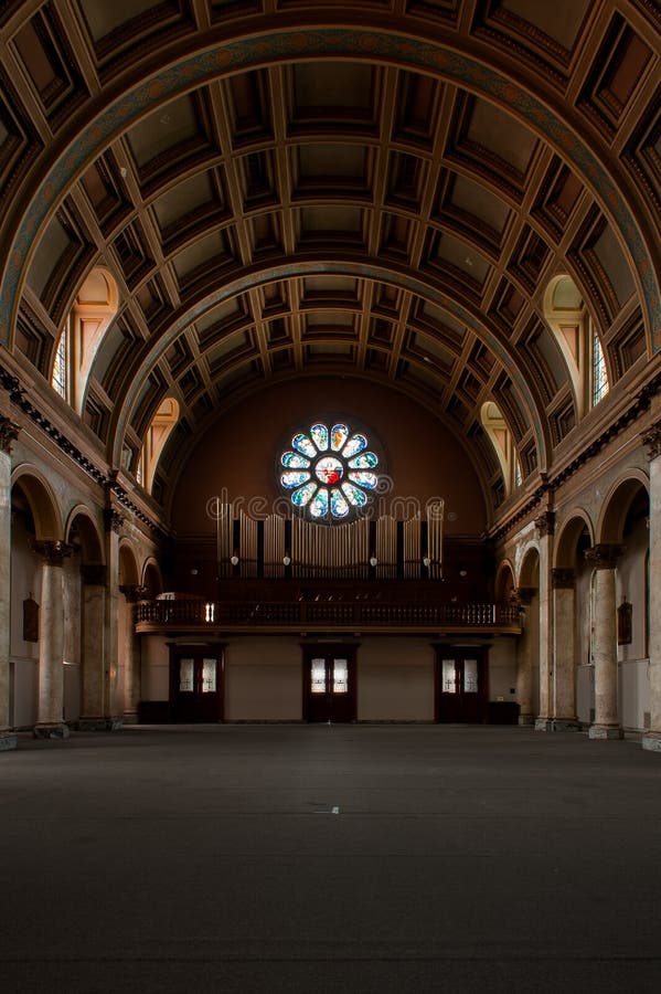 Derelict Barrel Arch Sanctuary + Stached Glass Windows - Abandoned St Mark Church - Cincinnati, Ohio arkivfoto
