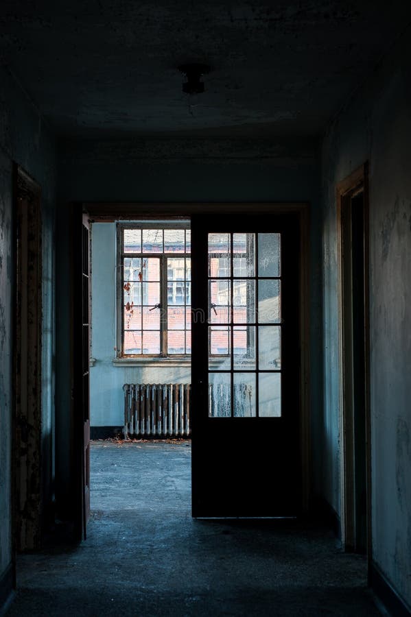 Derelict Blue Hospital Hallway + Open Door + Windows - Abandoned Mayview State Hospital - Pennsylvania arkivbilder