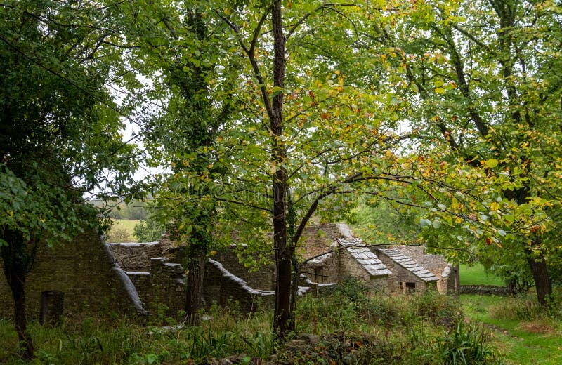 Derelict cottages in het dorp Tyneham bij Wareham in Dorset, Verenigd Koninkrijk Het dorp werd verlaten tijdens de Tweede Wereldo