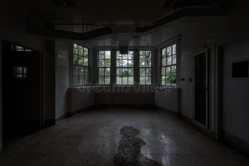 Derelict Creepy Room + Windows - Abandoned Laurelton State Hospital - Pennsylvania royaltyfri foto