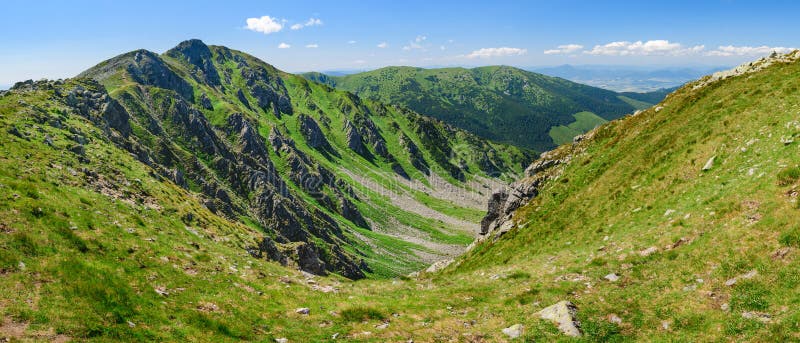 Vrch Derese v Nízkych Tatrách na Slovensku. Pohľad na vrchol z turistického chodníka, rozľahlá krajina s horami a údoliami v
