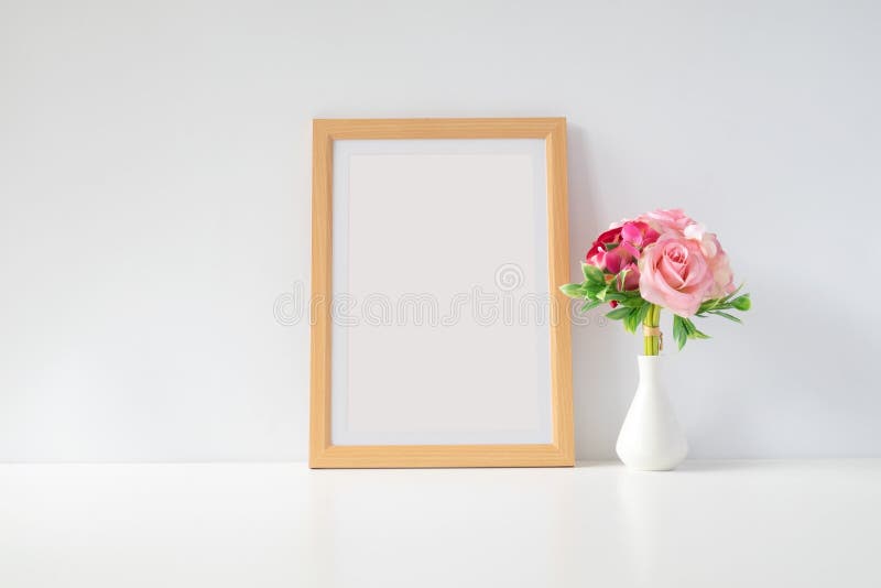 Derida sulla struttura della foto con i fiori sulla tavola immagine stock Derida sulla struttura della foto con i fiori sulla tavola immagine stock