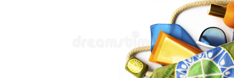 Derisione arancio sulla bottiglia degli occhiali da sole dello schermo di sole e dell'involucro blu della spiaggia nella borsa lu immagine stock Derisione arancio sulla bottiglia degli occhiali da sole dello schermo di sole e dell'involucro blu della spiaggia nella borsa lu immagine stock