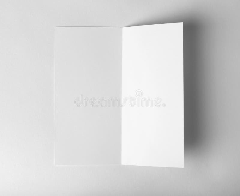Derisione dell'opuscolo dello spazio in bianco su su fondo bianco