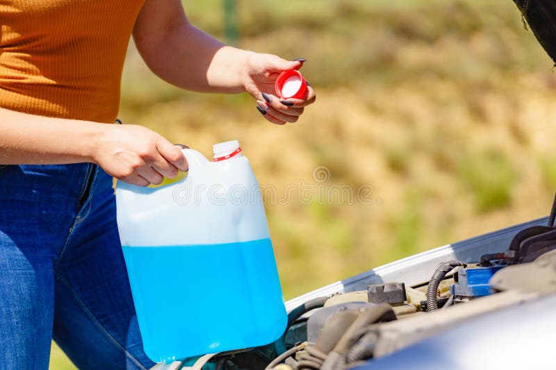 Derivación de líquido anticongelante para el lavado de la pantalla del coche fotografía de archivo libre de regalías