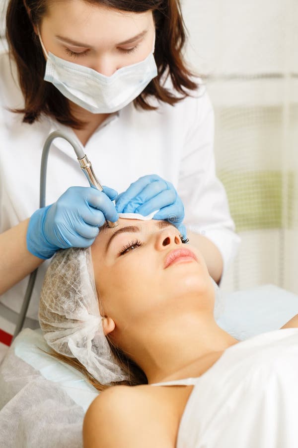 Dermabrasion affronta Cosmetologia dell'hardware fotografie stock libere da diritti Dermabrasion affronta Cosmetologia dell'hardware fotografie stock libere da diritti