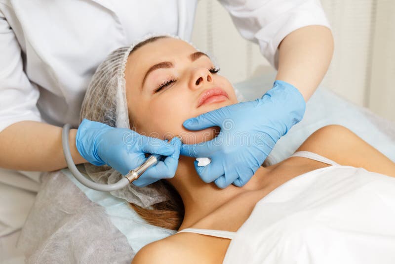 Dermabrasion vänder mot Maskinvarucosmetology arkivbild Dermabrasion vänder mot Maskinvarucosmetology arkivbild