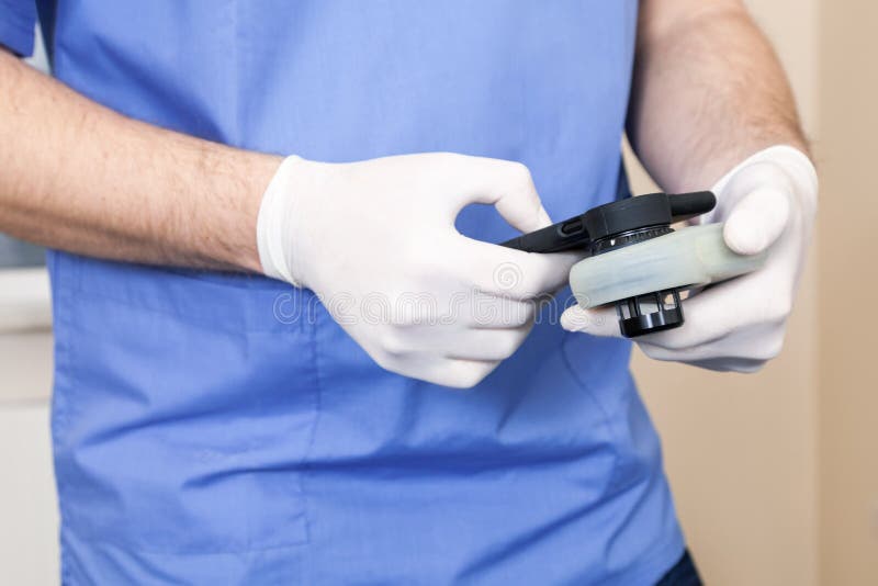 Dermatolog egzamininuje próbnej nowotworu przyrządu gramocząsteczki ręki obrazu cyfrowego kasy kontrolnego sprawdza telefon zdjęcie royalty free Dermatolog egzamininuje próbnej nowotworu przyrządu gramocząsteczki ręki obrazu cyfrowego kasy kontrolnego sprawdza telefon zdjęcie royalty free