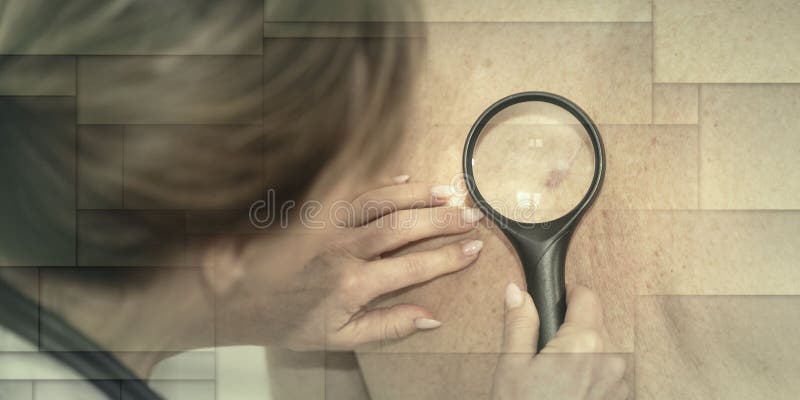 Dermatolog som undersöker huden i ett patientgeometriskt mönster arkivbilder
