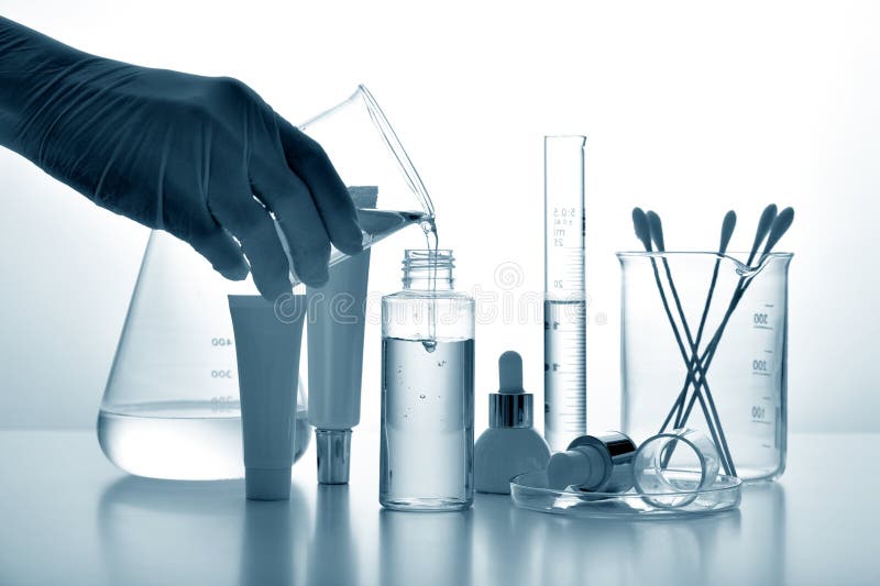 Dermatoloog die farmaceutische skincare maakt en mengt, cosmetische flessen en wetenschappelijke glaswerk