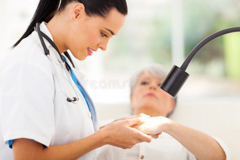 Dermatoloog die huid onderzoeken stock foto Dermatoloog die huid onderzoeken stock foto