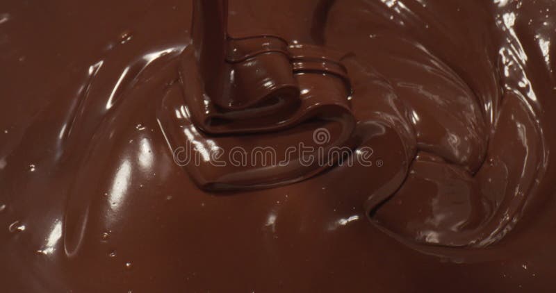 Derramar chocolate criando uma espiral deliciosa