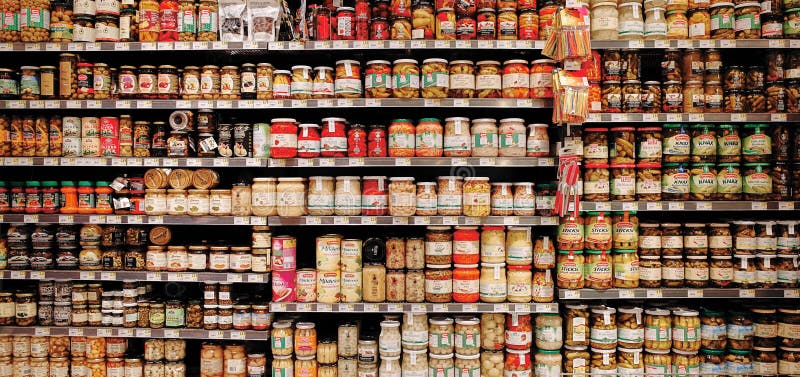 Derrate alimentari inscatolate al ‘SPAR’ del supermercato fotografia stock Derrate alimentari inscatolate al ‘SPAR’ del supermercato fotografia stock