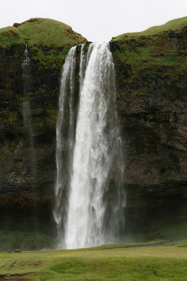 Derri?re la cascade ? ?criture ligne par ligne photo stock Derri?re la cascade ? ?criture ligne par ligne photo stock