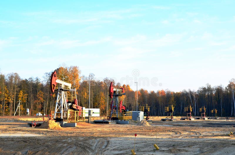 Derrick per la trivellazione del petrolio nell'giacimento del deserto Produzione di petrolio greggio dal suolo Fornitore di servi immagini stock libere da diritti Derrick per la trivellazione del petrolio nell'giacimento del deserto Produzione di petrolio greggio dal suolo Fornitore di servi immagini stock libere da diritti