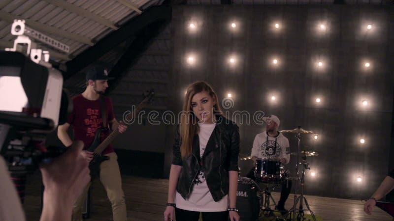 Derrière des scènes Groupe de rock tirant une vidéo musicale dans le studio clips vidéos