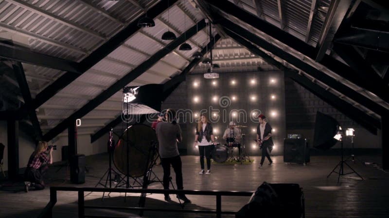 Derrière des scènes Groupe de rock tirant une vidéo musicale dans le studio banque de vidéos