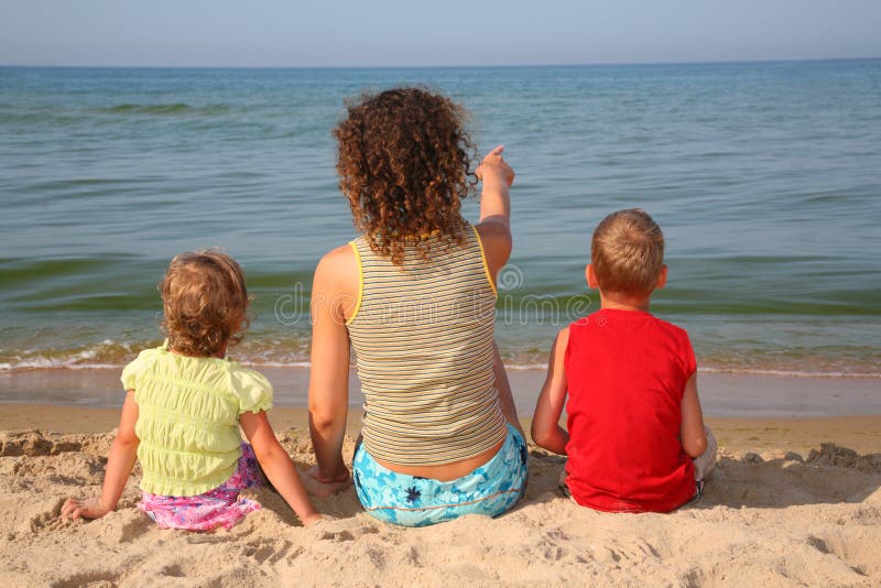 Derrière La Mère Avec Des Enfants Sur La Plage Image Stock Image Du Enfants Mère 7551577