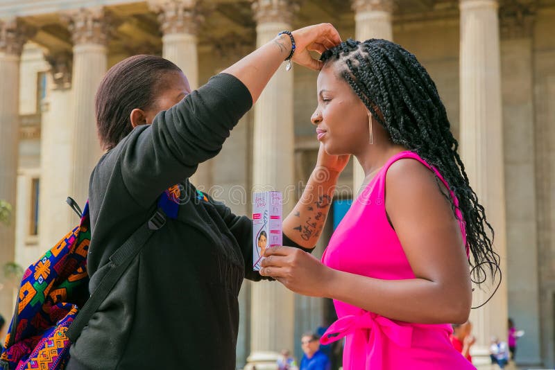 Derrière les scènes Cheveux et maquillage sur place tournage de la publicité télévisée image stock Derrière les scènes Cheveux et maquillage sur place tournage de la publicité télévisée image stock