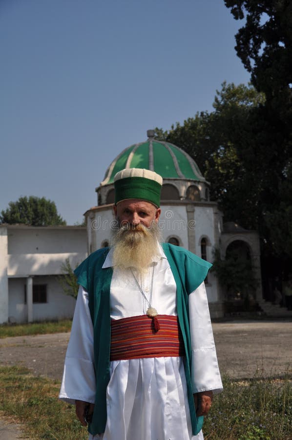 Dervish De Bektashi Que Sentase Em Uma Parede Do Tekke Fotografia
