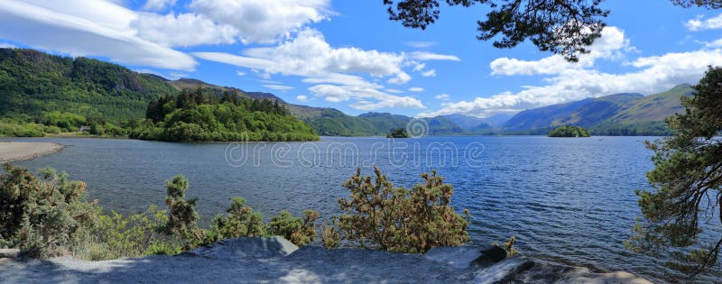 Derwentwater около Keswick от скалы Friars с островами и горными видами, национальным парком района озера, Cumbria стоковые фото Derwentwater около Keswick от скалы Friars с островами и горными видами, национальным парком района озера, Cumbria стоковые фото