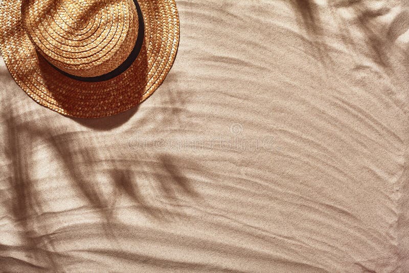 Des accessoires de vacances de voyageur sont présentés sur un sable blanc de plage Configuration plate, vue sup? rieure images stock