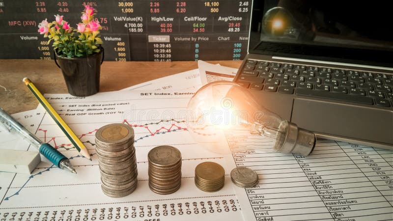 Des ampoules sont placées dans les documents d'entreprise et les concepts de comptabilité financière images libres de droits Des ampoules sont placées dans les documents d'entreprise et les concepts de comptabilité financière images libres de droits