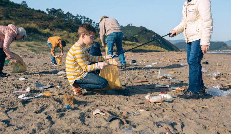 Des bénévoles nettoient la plage photos stock