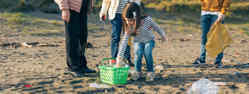 Des bénévoles se préparent à nettoyer la plage photos libres de droits