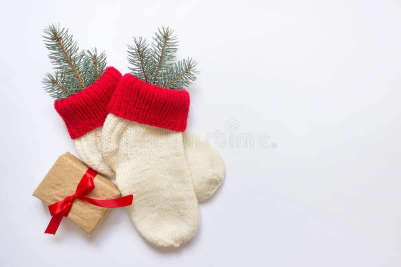 Des chaussettes de Noël avec un cadeau attaché à l'arc rouge images libres de droits Des chaussettes de Noël avec un cadeau attaché à l'arc rouge images libres de droits