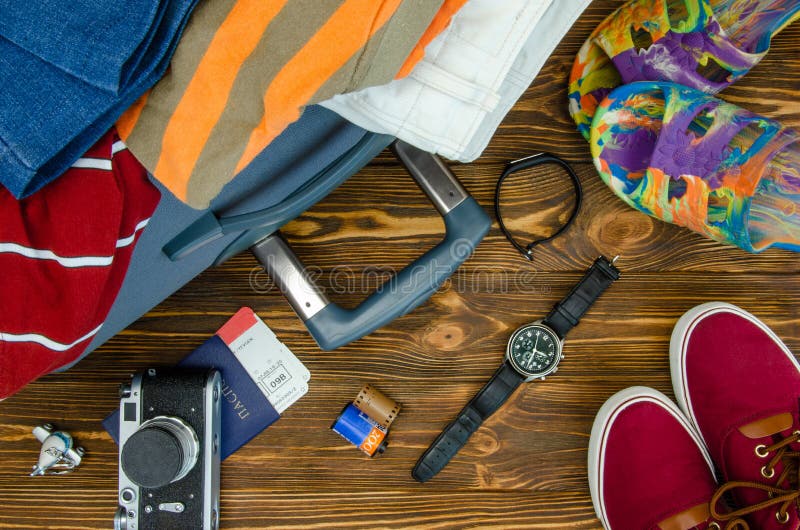 Des choses sont rassemblées dans une valise photographie stock Des choses sont rassemblées dans une valise photographie stock