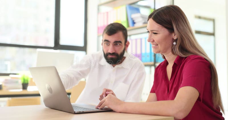 Des collègues analysent les données sur ordinateur portable pour trouver des solutions au bureau clips vidéos