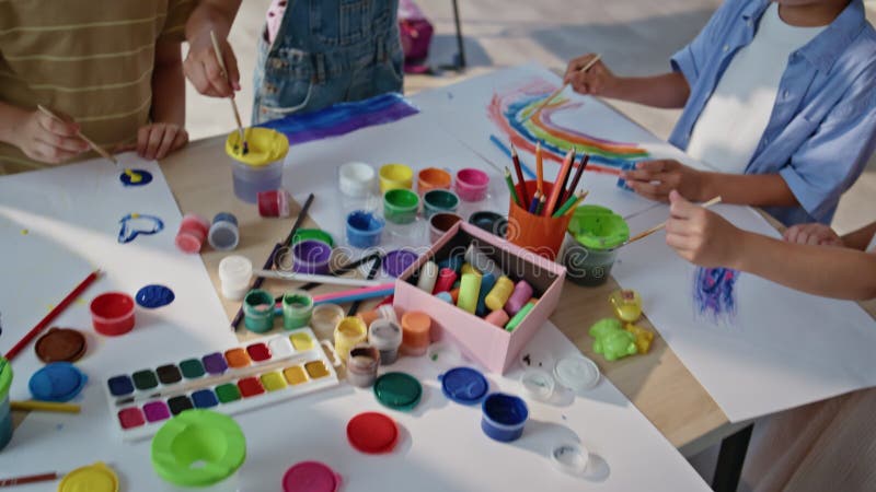 Des enfants de l'école créative peignent à la leçon d'art sur le bureau de classe. Elèves du groupe banque de vidéos