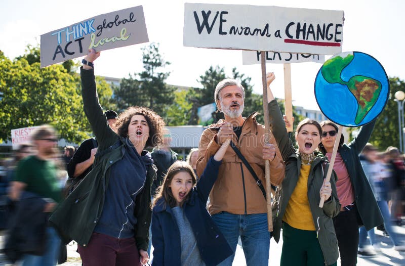 Des gens avec des pancartes et des affiches sur la grève mondiale pour le changement climatique, criant image libre de droits Des gens avec des pancartes et des affiches sur la grève mondiale pour le changement climatique, criant image libre de droits