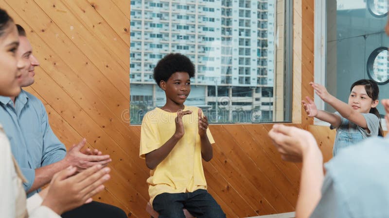 Des gens multiculturels applaudissent les mains pour encourager la thérapie de groupe. édification banque de vidéos