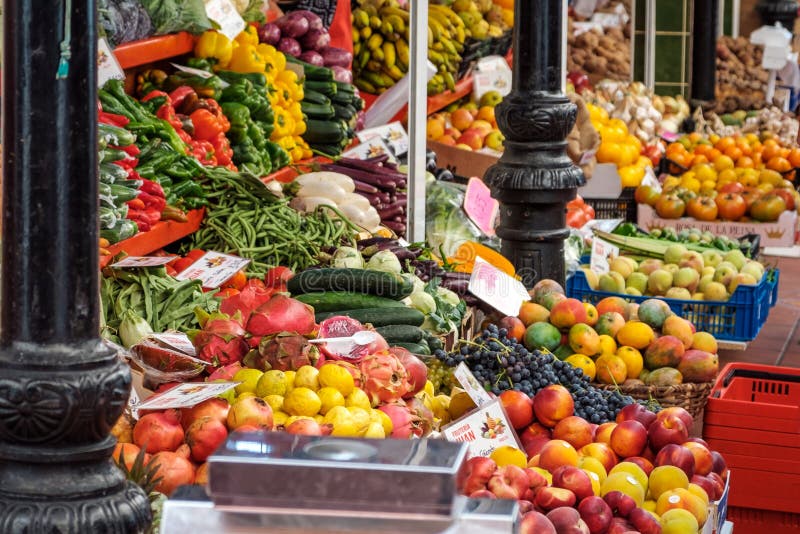 Des gens qui achètent et vendent des fruits et des légumes sur le marché alimentaire, Santa Cruz, Tenerife
