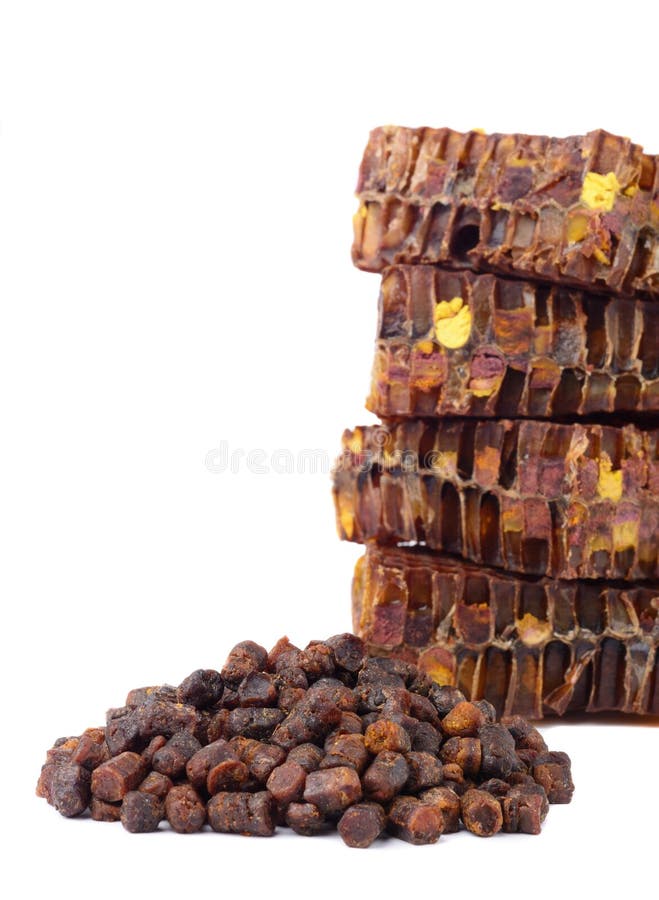 Des granules de pain d'abeille et un morceau de cellules de miel sont isolés sur un fond blanc Remède naturel pour l'amélioration photo libre de droits Des granules de pain d'abeille et un morceau de cellules de miel sont isolés sur un fond blanc Remède naturel pour l'amélioration photo libre de droits