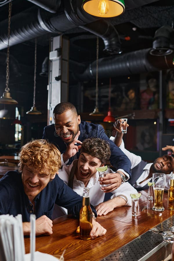 Des hommes interraciaux ivres et drôles dans photographie stock