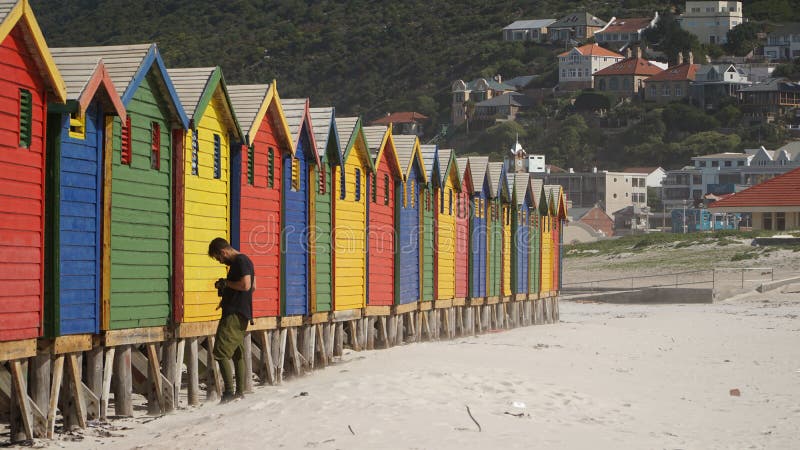 Des huttes de plage colorées sur la plage de Muizenberg le long de la route des jardins près du Cap, en Afrique du Sud image stock Des huttes de plage colorées sur la plage de Muizenberg le long de la route des jardins près du Cap, en Afrique du Sud image stock