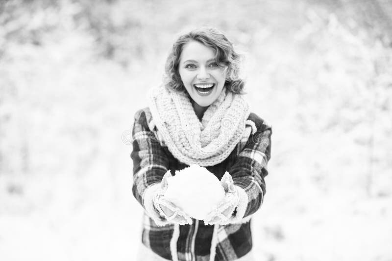 Des idées de photos d'hiver excitantes. les flocons de neige sont de petits cristaux. neige ajouter un charme unique. tenue d'hive images stock