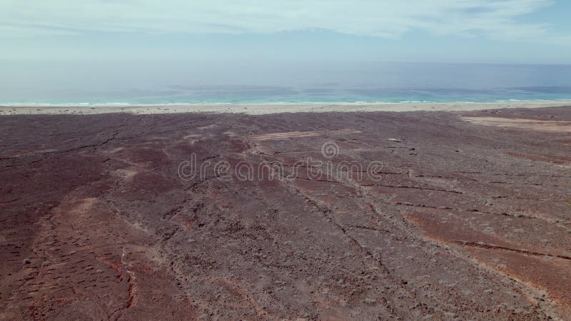 Des images aériennes de la route côtière sablonneuse près de Cofete dans le sud de Fuerteventura banque de vidéos