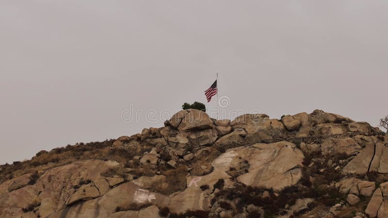 Des images de drone du drapeau des États-Unis agitant sur le Mont. Rubidoux Peak à Riverside USA banque de vidéos
