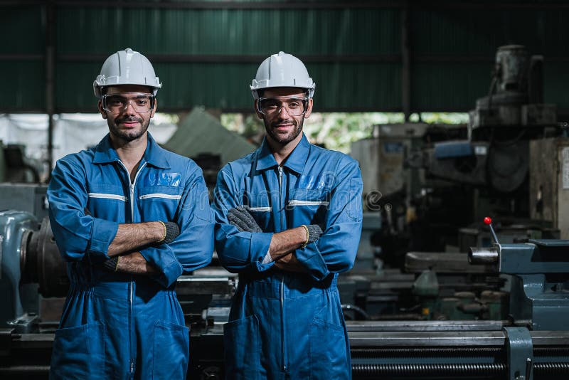 Homme Au Travail. Porter Un équipement De Sécurité. Superviseur Sur Chantier.  Militaire Confiant. Homme Hipster Brutal. Homme Au Casque. L'ingénieur  Utilise Une Pelle Dans Des Gants. Travailleur De La Construction Porte Un